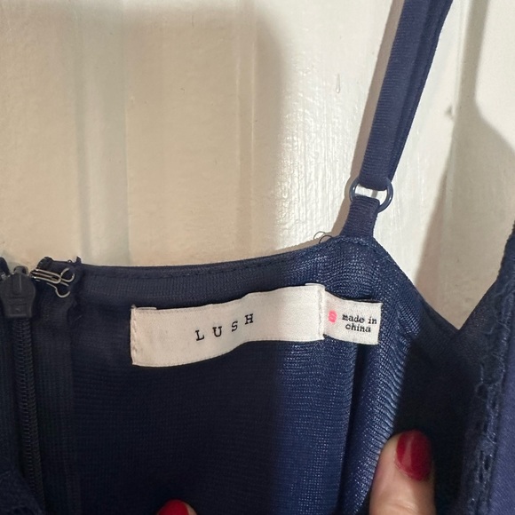 Lulu’s Lush Lace Bodycon Dress Dark Blue Small like new! - Picture 7 of 7